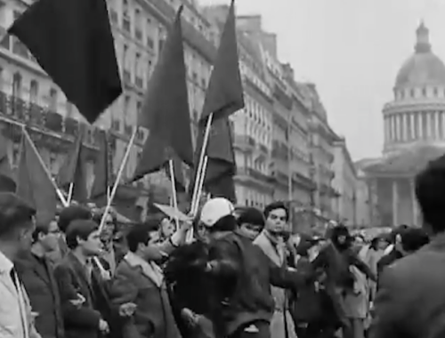 Una foto di una manifestazione a Parigi nel 1968