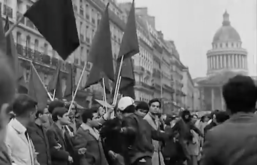 Una foto di una manifestazione a Parigi nel 1968